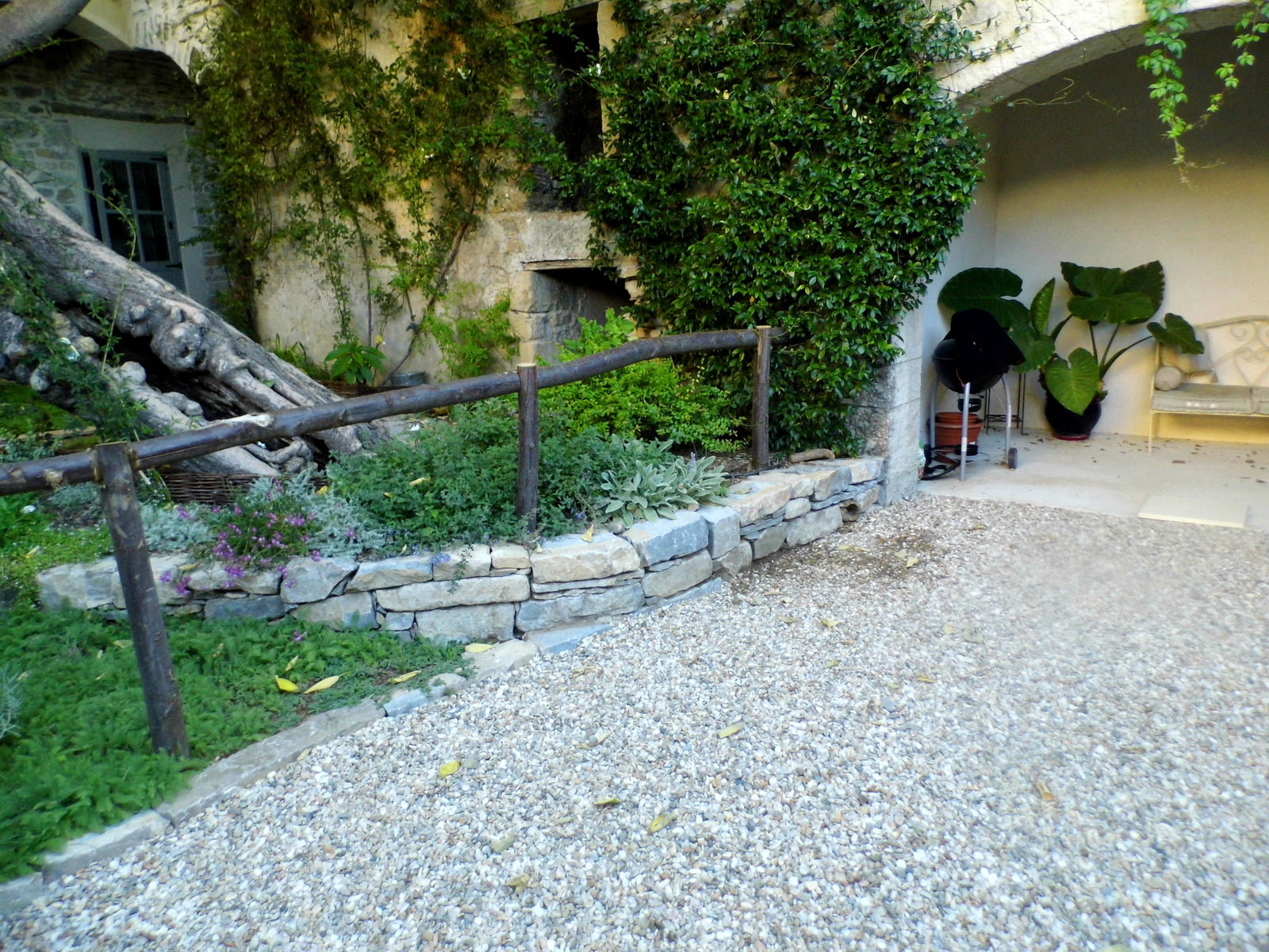 Création de murets en pierre et cours à Aigremont