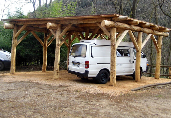 Abris de véhicule en rondins de bois dans les cevennes