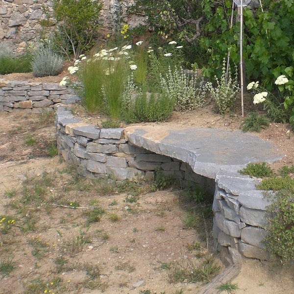 Jardinière avec assise, au jardin raisonné