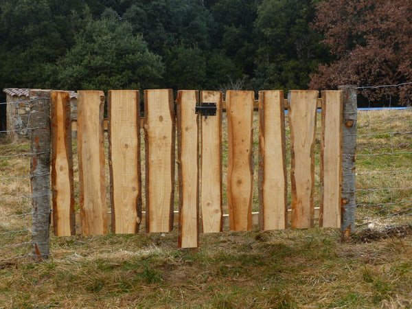 Portail en bois de châtaignier dans les cevennes